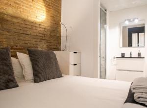 Posteľ alebo postele v izbe v ubytovaní New Listing DUPLEX NEAR THE BEACH Barceloneta