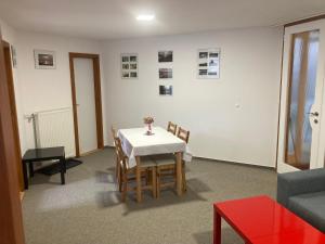 une salle à manger avec une table et des chaises blanches dans l'établissement Světlá nad Sázavou dům s výhledem, à Světlá nad Sázavou