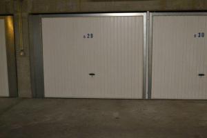 une paire de portes blanches dans un bâtiment dans l'établissement Zonnekring 0903, à Nieuport