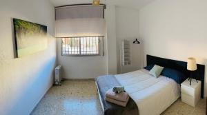 Giường trong phòng chung tại Alhambra Apartments