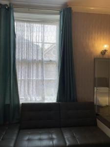 ヨークにあるDiamonds Innの窓、ソファが備わる客室です。
