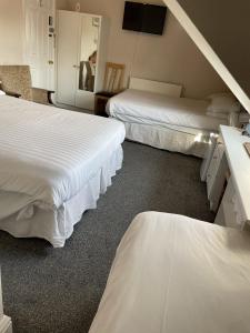 ヨークにあるDiamonds Innのベッド2台とシンクが備わる客室です。