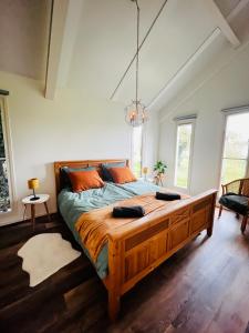 een slaapkamer met een groot houten bed in een kamer bij IJsselgoud in Zwolle