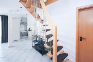 een trap in een woonkamer met een keuken bij ALFA Stuttgart 3Zi-Maisonette 6 Personen Zuffenhausen nahe Porsche & Bosch in Stuttgart