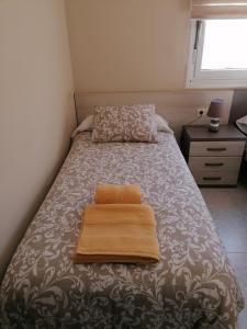 1 cama con 2 toallas en un dormitorio en Casa IRIENSE VUT-CO-004308, en Padrón