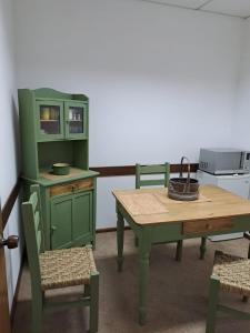 cocina con mesa, mesa y sillas en Mykonos Centro Apartamento en Carmelo