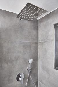 een badkamer met een douche met een douchekop bij Nord29 - Exklusive Ferienwohnung am Waldrand Meschede in Meschede