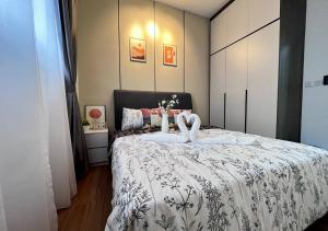 1 dormitorio con 1 cama con manta blanca y negra en 3BR / 9 PAX / Sunway Velocity / MRT / LRT, en Kuala Lumpur