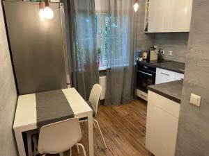 uma pequena cozinha com mesa e cadeiras em Modern Apartment suitable for longstays em Riga