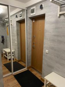 Zimmer mit einer Tür und einer Wand mit einem Tisch in der Unterkunft Modern Apartment suitable for longstays in Riga