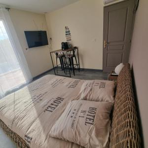 Televízia a/alebo spoločenská miestnosť v ubytovaní Chambre avec piscine partagée