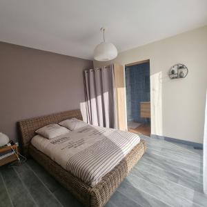 Posteľ alebo postele v izbe v ubytovaní Chambre avec piscine partagée