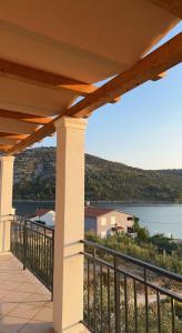 a balcony with a view of the water at Apartman Vitanov in Vinišće