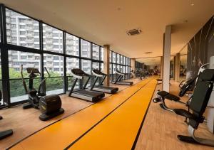 un gimnasio con una fila de cintas de correr y máquinas de ejercicio en 3BR / 9 PAX / Sunway Velocity / MRT / LRT, en Kuala Lumpur