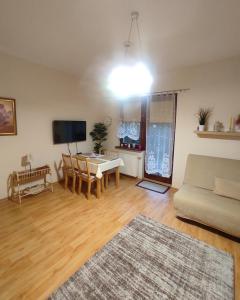 salon z kanapą i stołem w obiekcie Apartamenty Przytulny - Pod Aniołem w Kazimierzu Dolnym +7 zdjęć