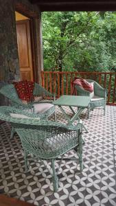 un patio con 2 sillas y una mesa en un porche en Miraflores Casa de Campo en San Salvador de Jujuy