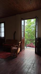 una habitación vacía con una puerta que da a un porche en Miraflores Casa de Campo en San Salvador de Jujuy