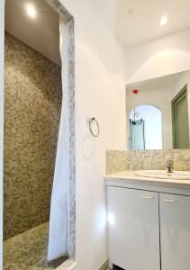 a bathroom with a sink and a mirror at HAMEAU DES AMANDIERS - vue mer, golf et vignes in Saint-Cyr-sur-Mer