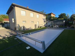 een zwembad in de achtertuin van een huis bij Appartement individuel au rdc d’une maison in Le Péage-de-Roussillon