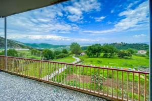 een balkon met uitzicht op een weg bij Country Home #2 Genesi 20min from Trikala in Genésion