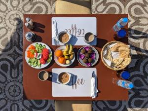 una mesa con platos de comida encima en Nile Panorama Hotel en Luxor