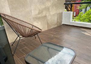 a bench and a chair on a patio at Departamento Nubes in Tuxtla Gutiérrez