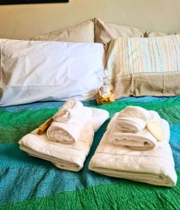 uma cama com toalhas e um despertador em 1 ecological room near Venice airport - em Mogliano Veneto