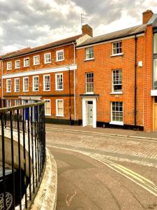 an empty street in front of a brick building at Charming 1 bed loft in 16C house in city centre in Norwich