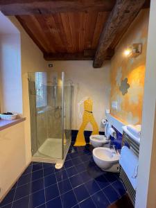 uma casa de banho com 2 WC e um chuveiro em LA CASETTA NEI COLLI em Bérgamo