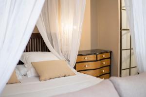Posteľ alebo postele v izbe v ubytovaní Hotel Palacio De Luko