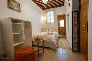 1 dormitorio con 1 cama y 1 mesa en una habitación en Riad Bin Souaki, en Chefchaouen