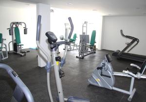una palestra con diversi tapis roulant e cyclette di Hotel Áster ad Alagoinhas