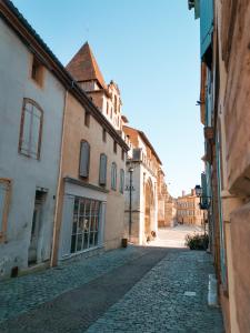 una strada vuota in una città con edifici di Appart Cozy - cœur historique de Moissac a Moissac