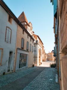 an empty street in a city with buildings at Appart Cozy - cœur historique de Moissac in Moissac