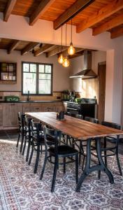 eine große Küche mit einem Holztisch und Stühlen in der Unterkunft Kerkdreef8 in Merkem