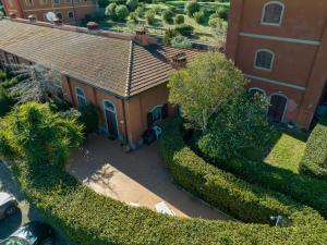 una vista aérea de una casa con jardín en Affitti Brevi Toscana - Nel verde vicino al Mare, en Fonteblanda