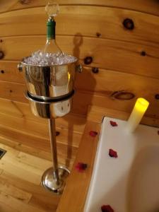 een wijnfles in een wijnglas op een tafel bij Little Cabin All To Yourself in Sevierville