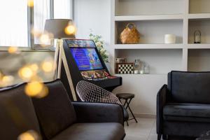 une salle d'attente avec un canapé et une chaise dans l'établissement Patras' Hitech Apartment, à Patras