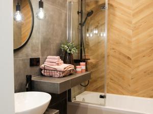 Apartament Comfy في نوفي سوكز: حمام مع دش ومغسلة وحوض استحمام