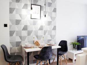 a dining room with a table and chairs at Apartament Comfy in Nowy Sącz