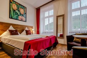 コッヘムにあるMoselUnion - Aparthotel Landsknechtのベッドと鏡が備わるホテルルーム