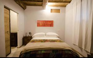 une chambre avec un grand lit dans une pièce dans l'établissement Casa Simona nel Bosco - Villa Boutique, à Soriano nel Cimino