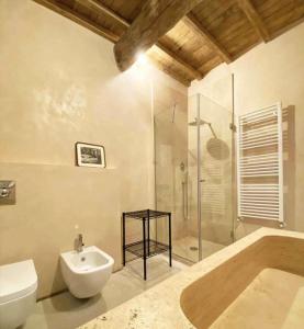 une salle de bain avec toilettes, lavabo et douche dans l'établissement Casa Simona nel Bosco - Villa Boutique, à Soriano nel Cimino