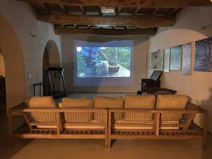 un salon avec un canapé en face d'un écran dans l'établissement Casa Simona nel Bosco - Villa Boutique, à Soriano nel Cimino