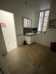 a bathroom with a sink and a mirror at Gîte Les Domaines in Avallon