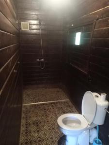 uma pequena casa de banho com WC e chuveiro em Auberge Ramz's em Beni Mellal