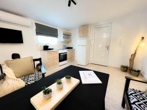 salon z kanapą i stołem w obiekcie LA Casa Di Lusso N7 -Adults Only w Kolymbii