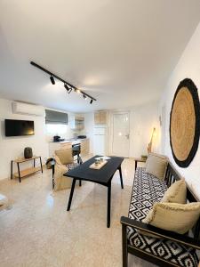 salon z kanapą i stołem w obiekcie LA Casa Di Lusso N7 -Adults Only w Kolymbii