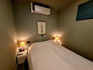 a bedroom with a bed and a air conditioner at Us Eigen Honk in Ternaard