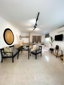 salon ze stołem i krzesłami w obiekcie LA Casa Di Lusso N7 -Adults Only w Kolymbii